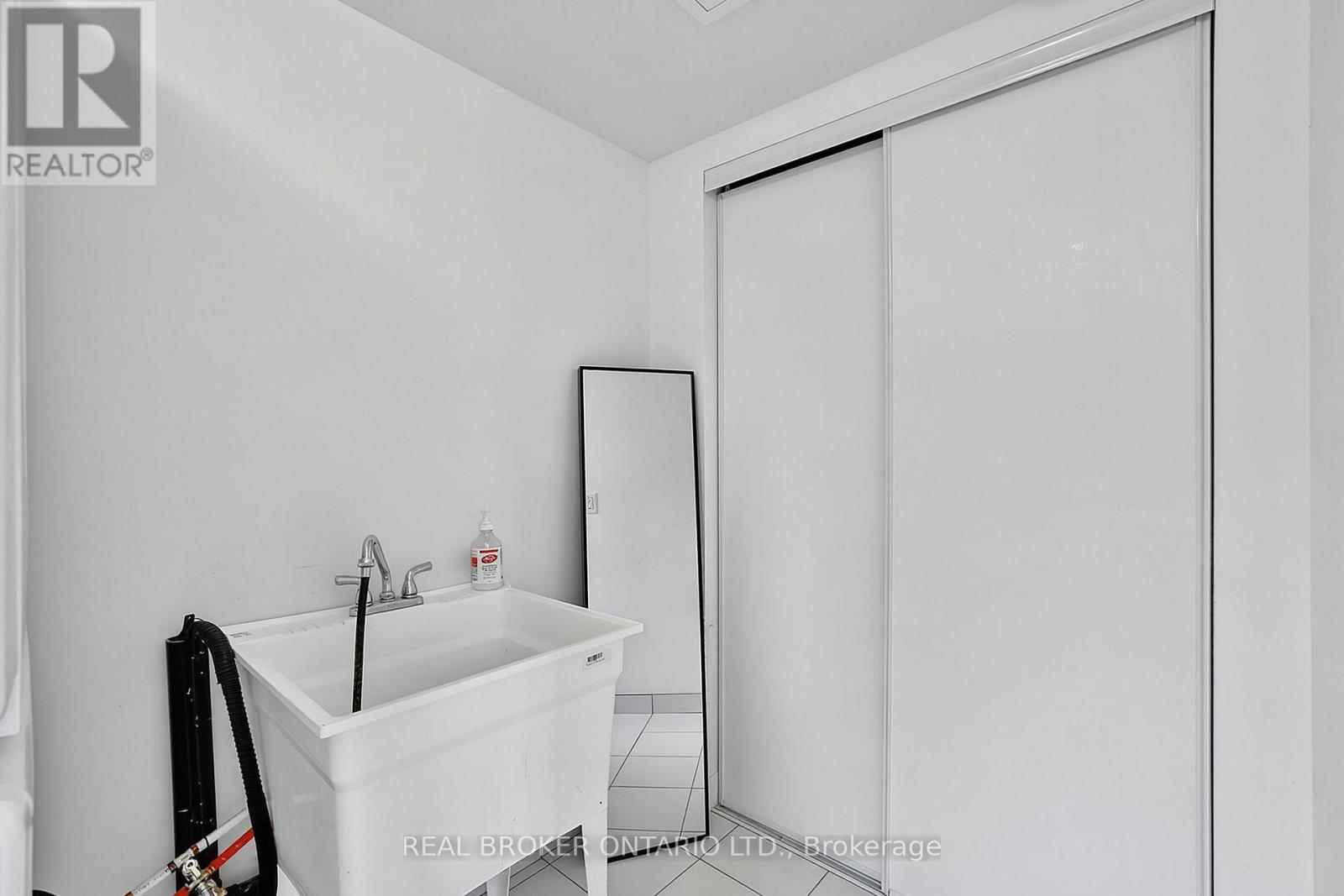 104 LYALL STOKES CIRCLE - 29