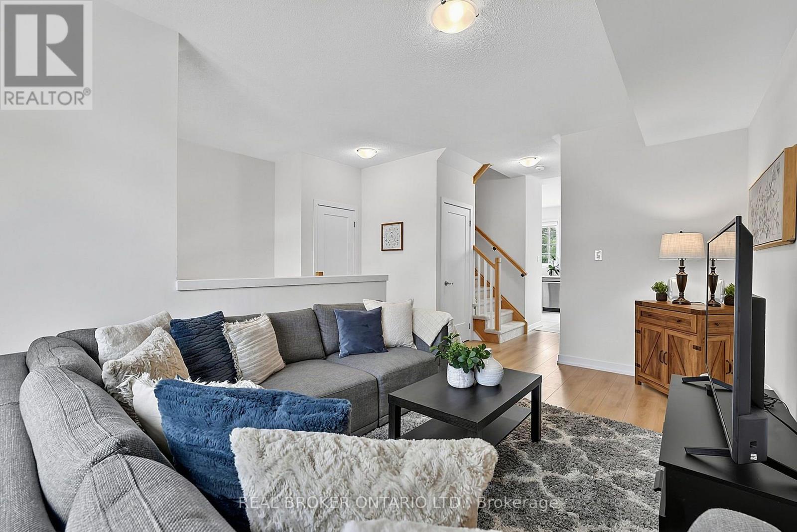 104 LYALL STOKES CIRCLE - Image 4