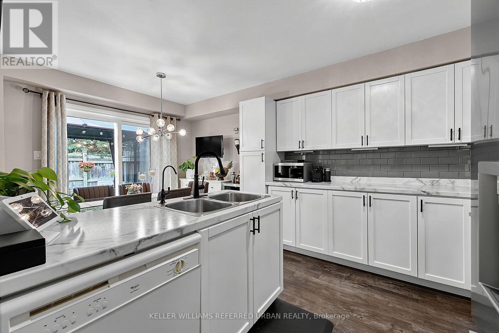 #23 430 MAPLEVIEW DRIVE E - Image 10