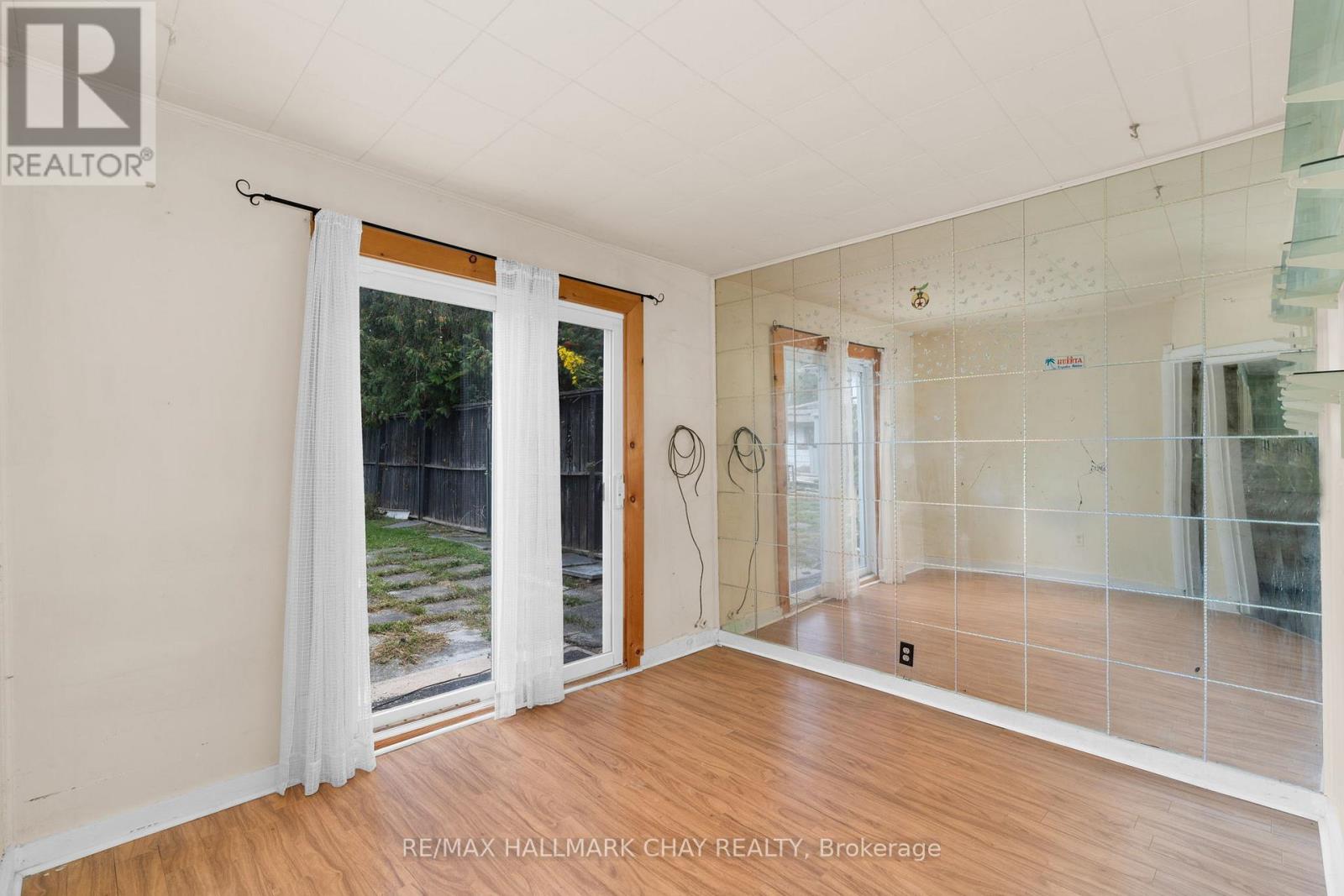 7 CAROLINE STREET E - 12