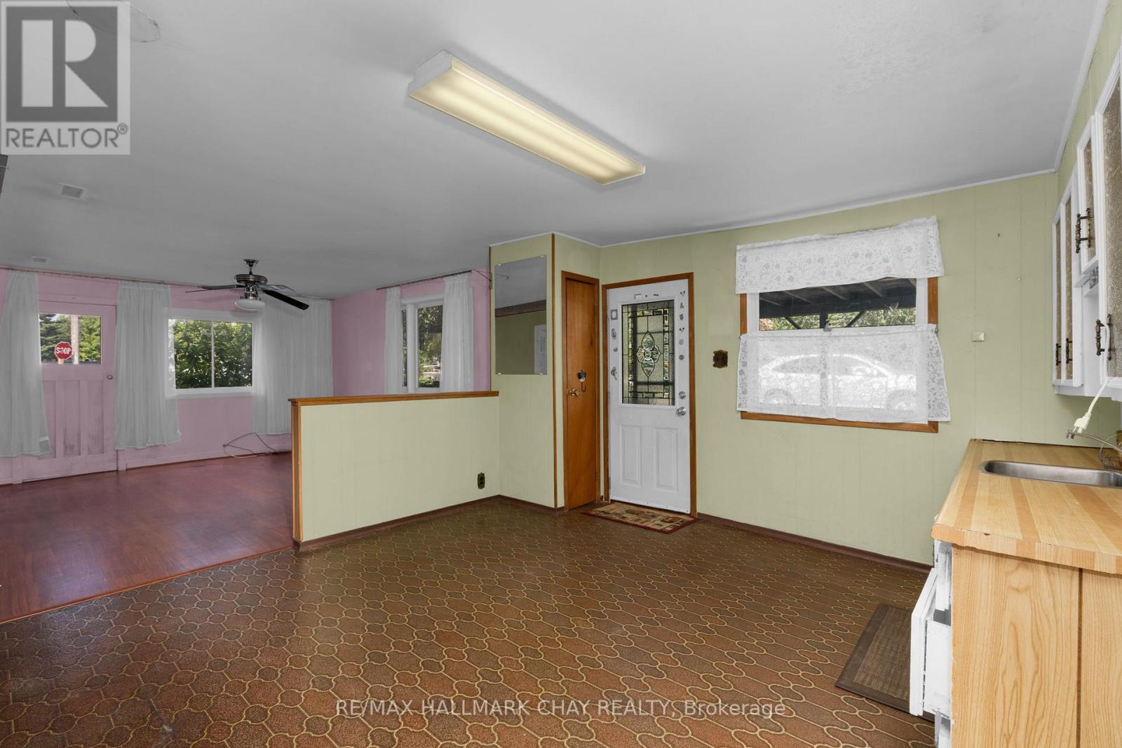 7 CAROLINE STREET E - Image 8