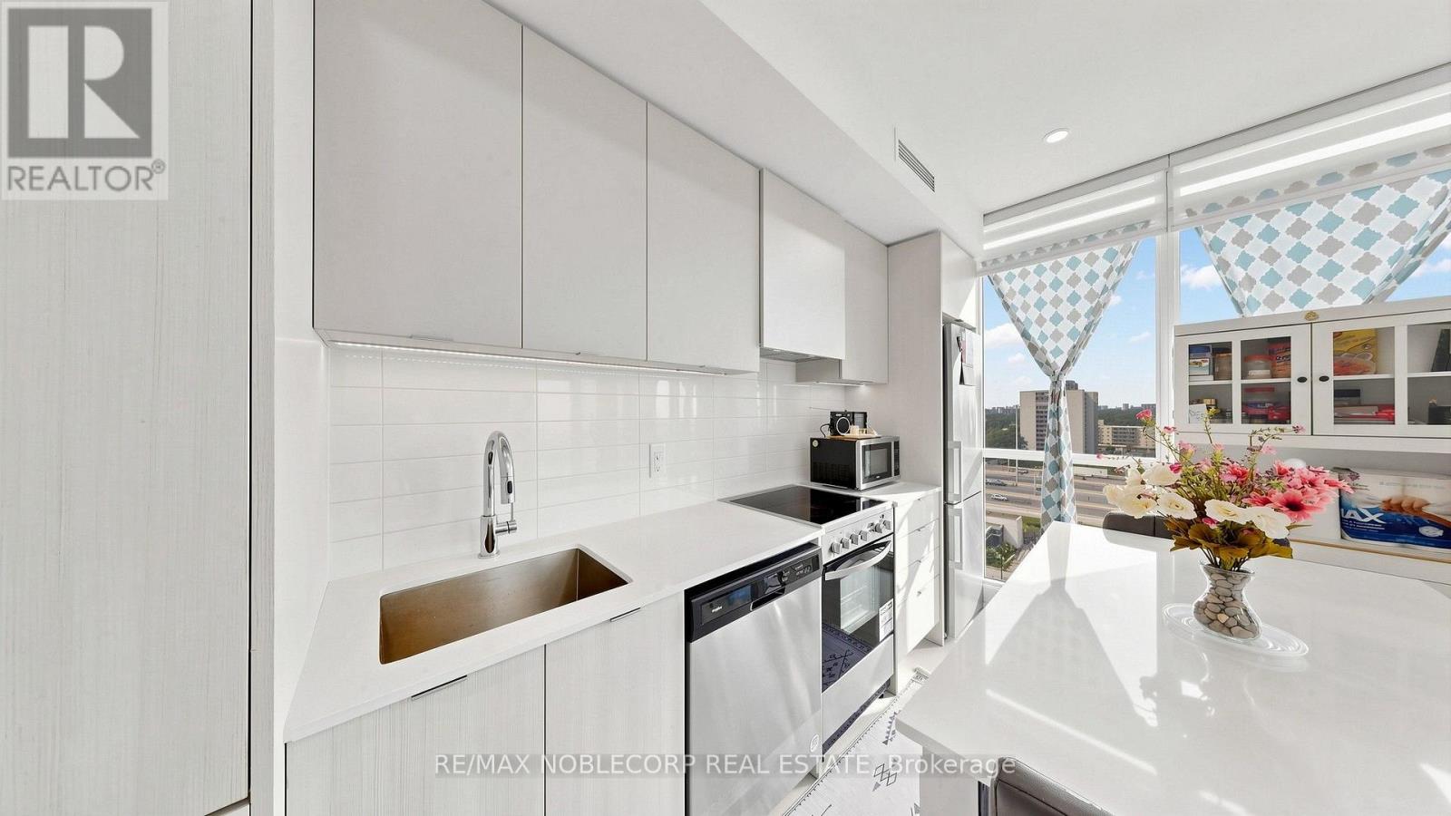 #1005 10 GIBBS ROAD - 16