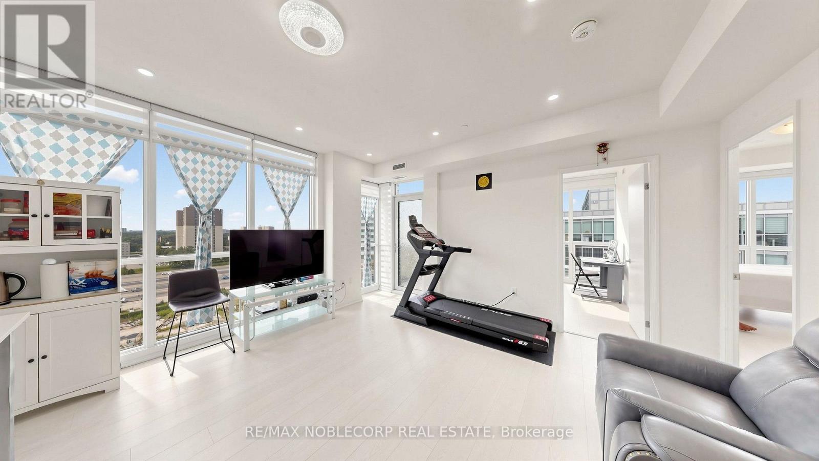 #1005 10 GIBBS ROAD - 7