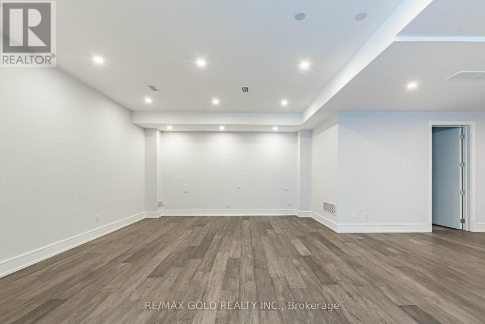 550 VANESSA CRESCENT - 36