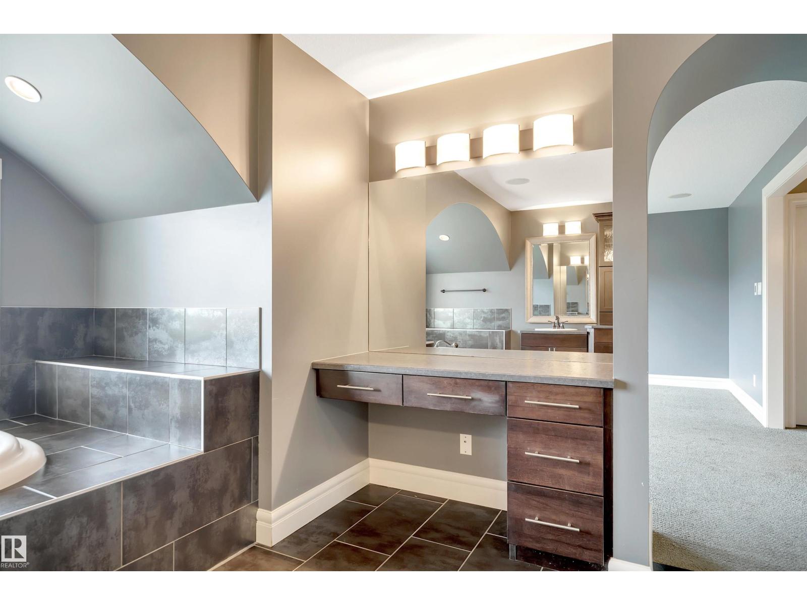 1047 ARMITAGE CR SW - 42