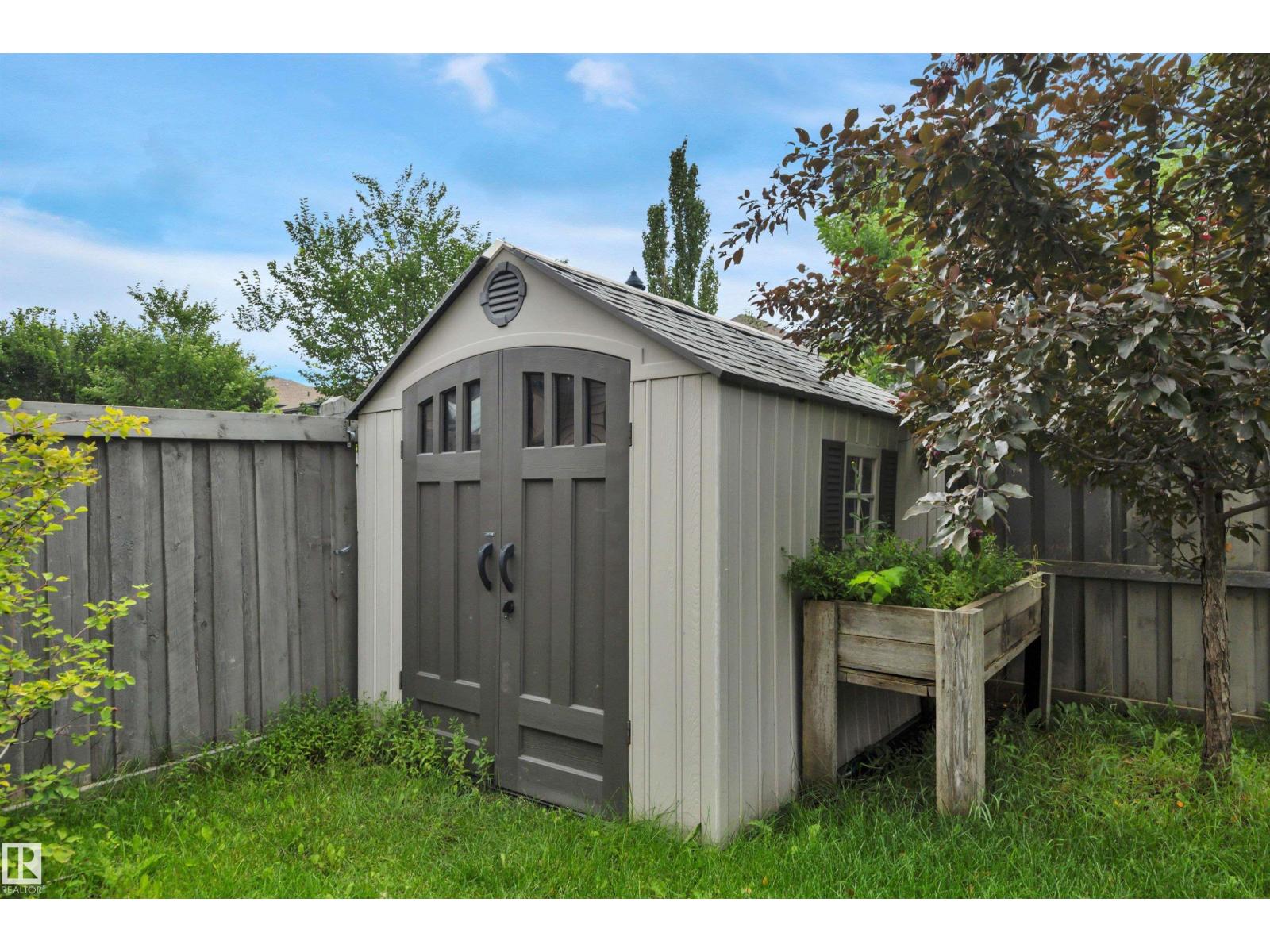 1047 ARMITAGE CR SW - 63