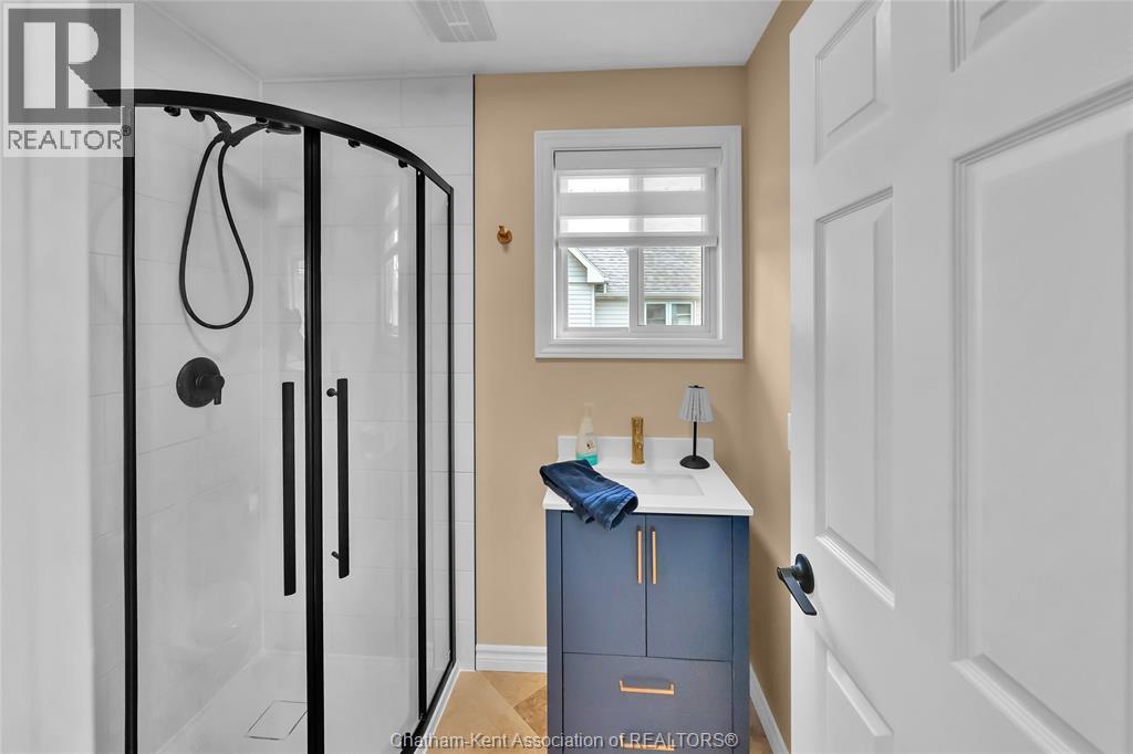 2027 Dufferin AVENUE - Image 32