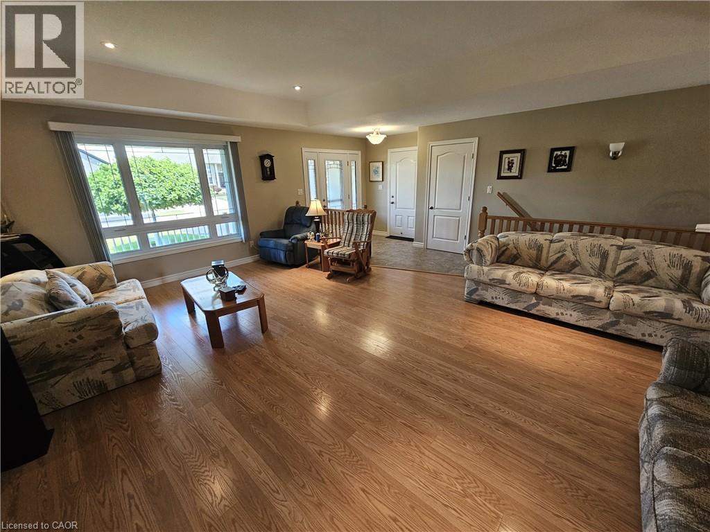 39 ROSS Avenue N - Image 15