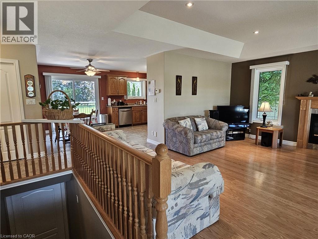 39 ROSS Avenue N - Image 18
