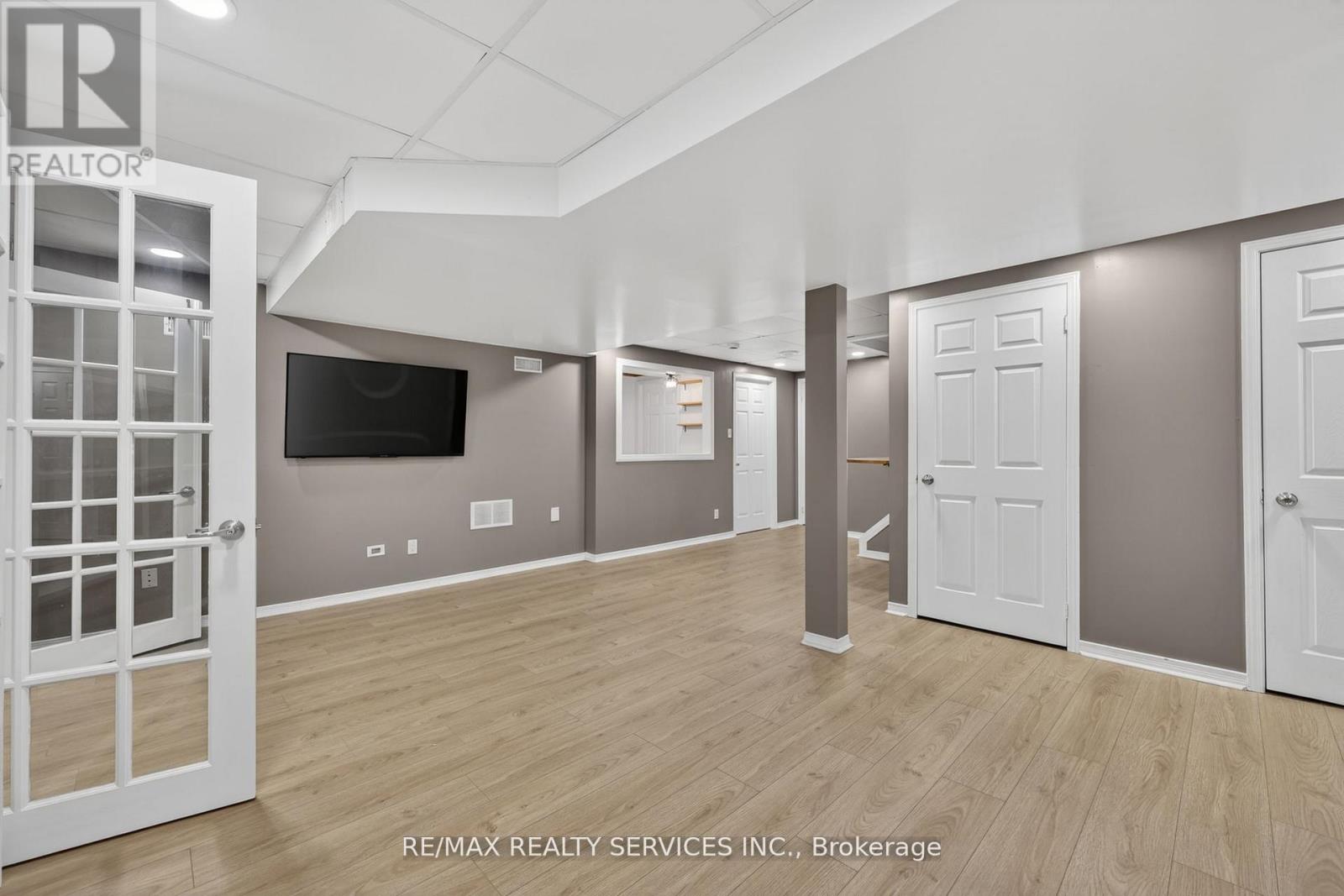 150 ROYAL VALLEY DRIVE - 33