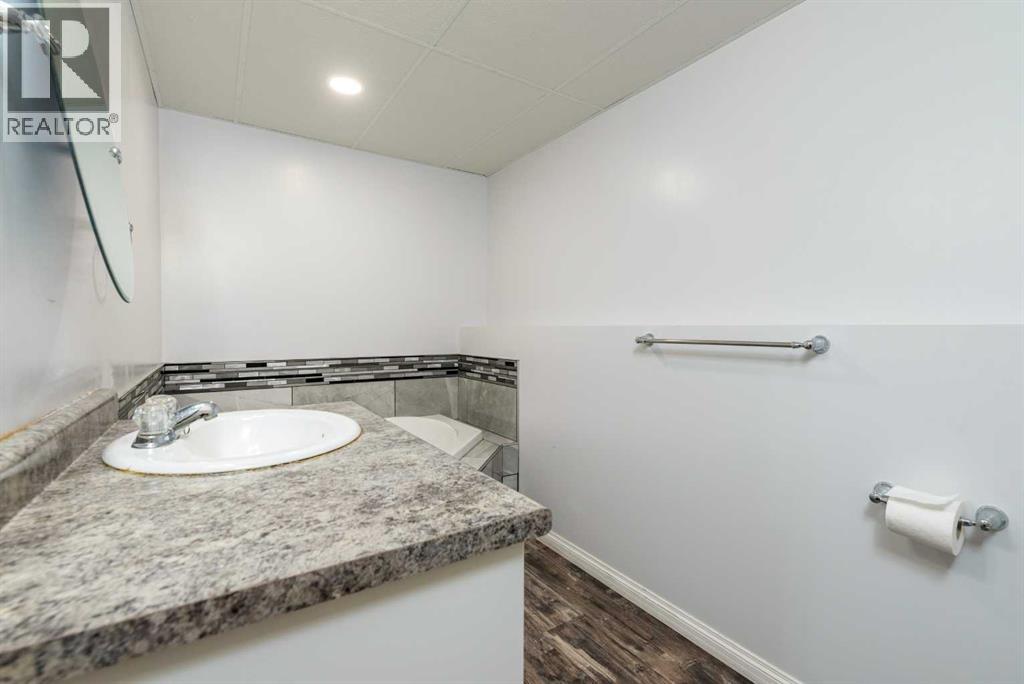 109 3 Street E - Image 24
