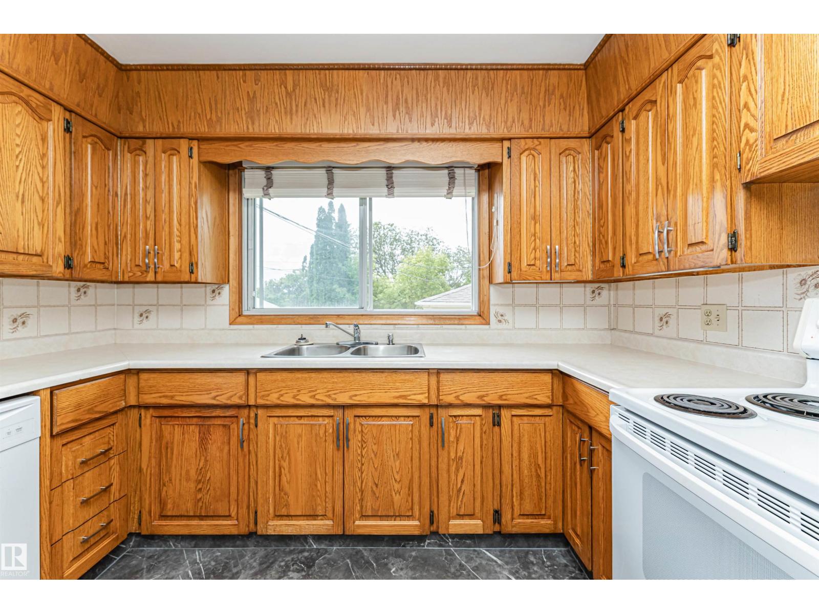 11139 62 Avenue NW - Photo 20