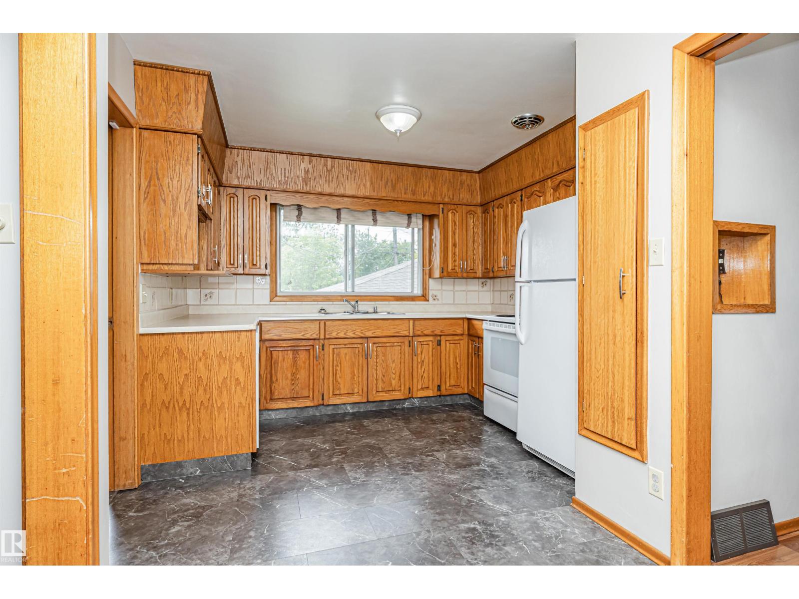 11139 62 Avenue NW - Photo 19