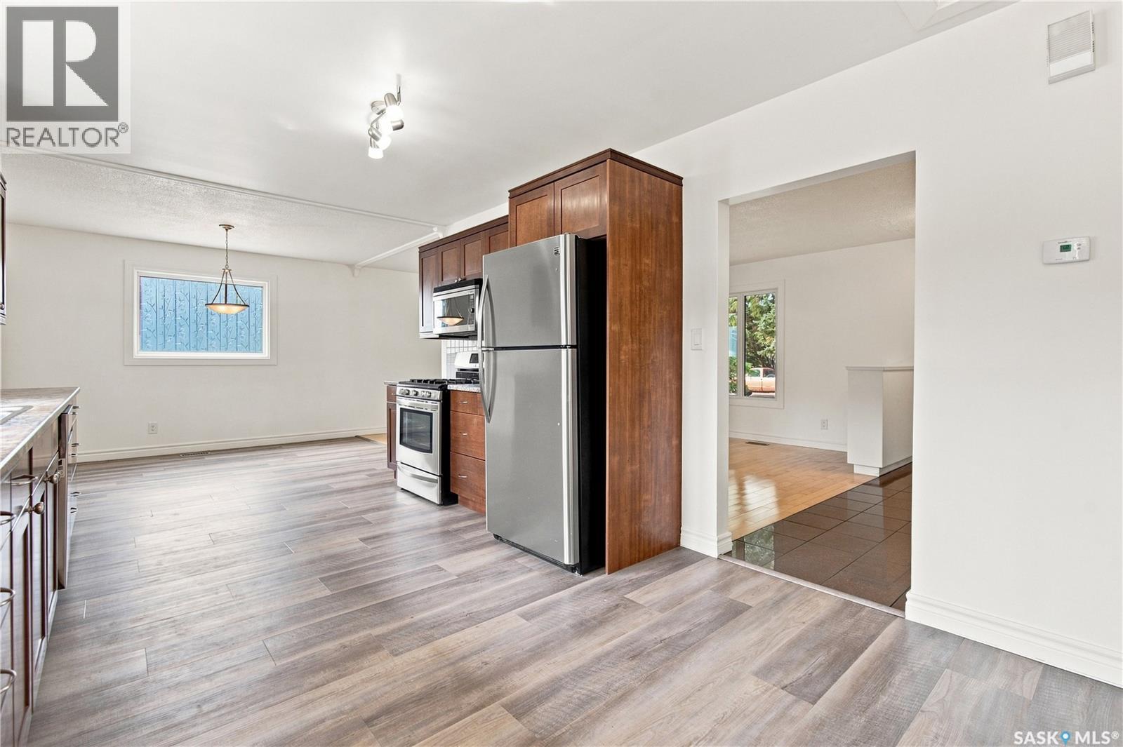 4059 Elphinstone STREET - 11