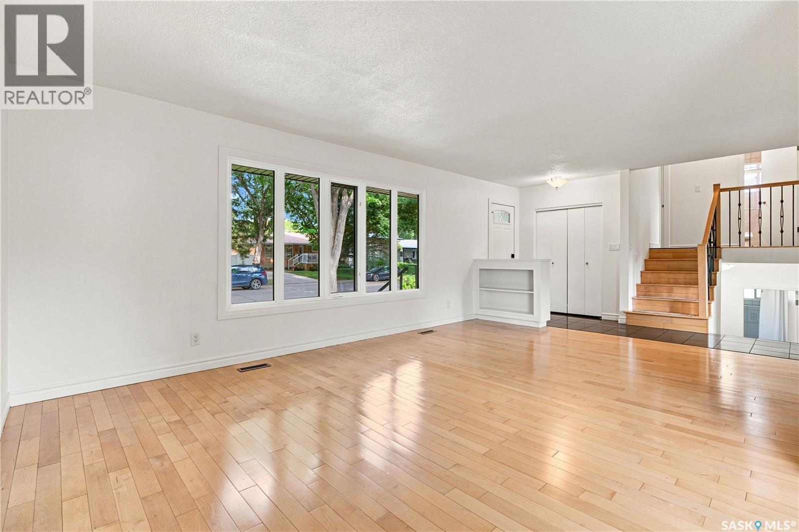 4059 Elphinstone STREET - 3