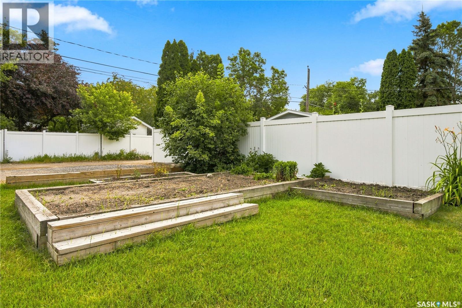 4059 Elphinstone STREET - Image 32