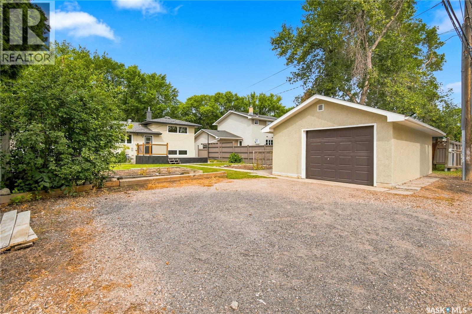 4059 Elphinstone STREET - Image 35