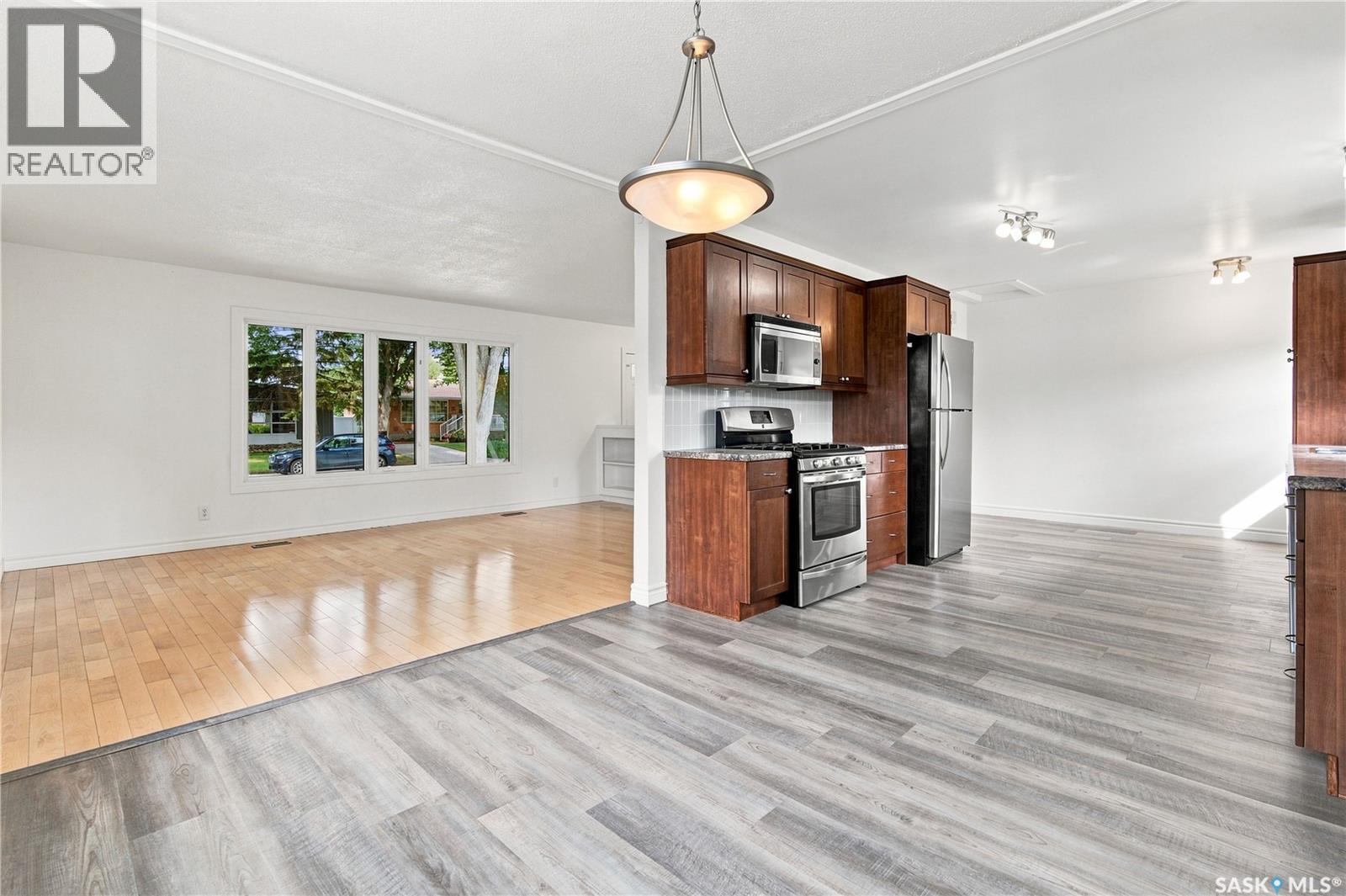 4059 Elphinstone STREET - Image 4