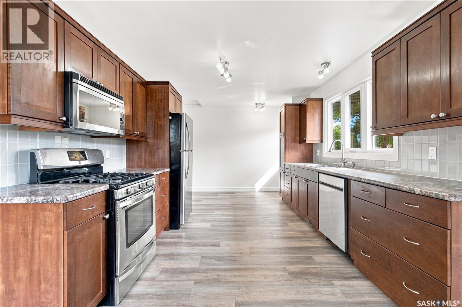 4059 Elphinstone STREET - Image 6