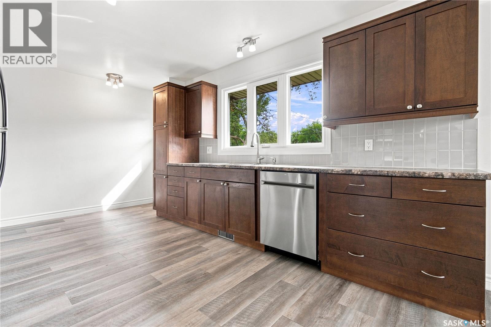 4059 Elphinstone STREET - Image 7