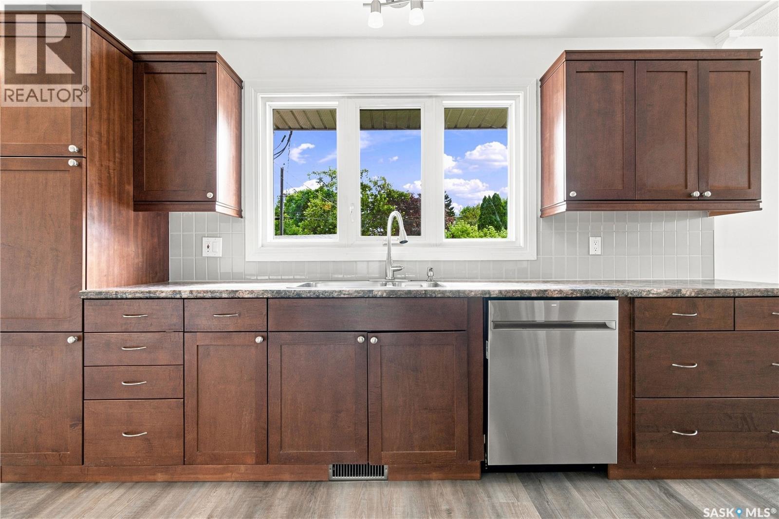 4059 Elphinstone STREET - 8