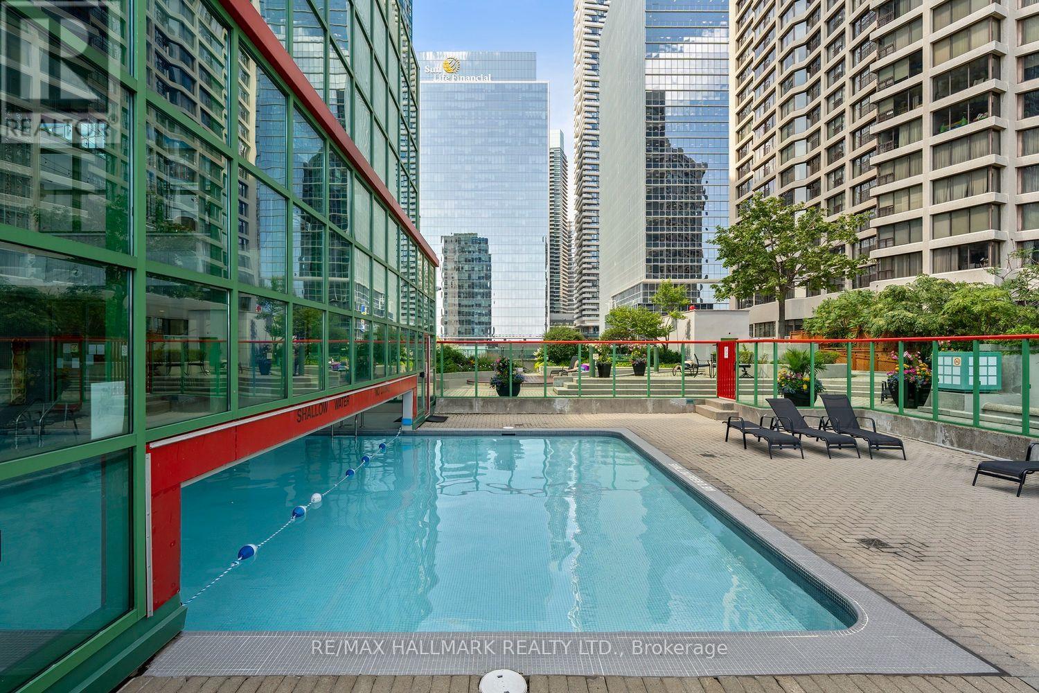 #504 77 HARBOUR SQUARE - 21