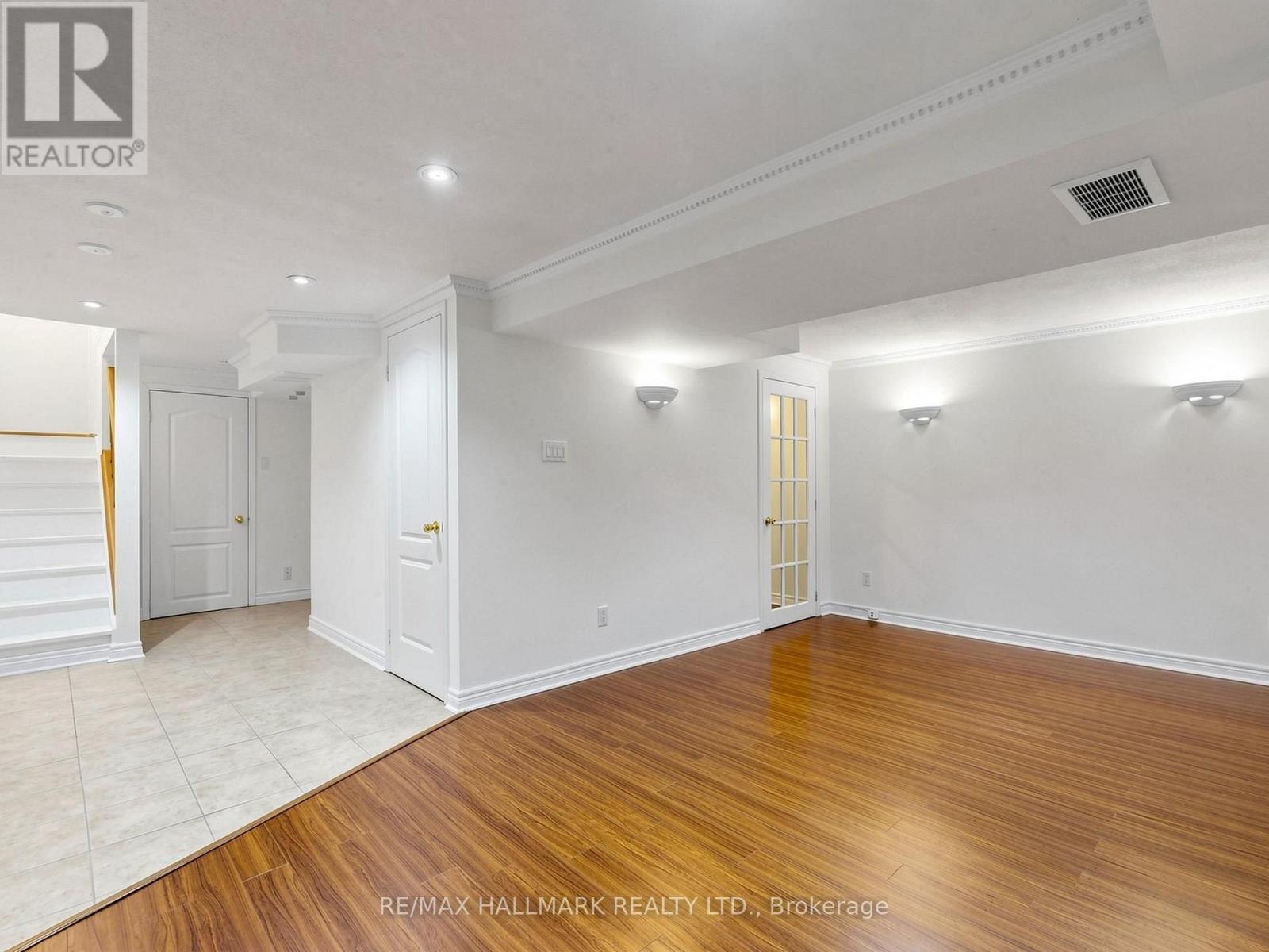 12 STOKELY CRESCENT - 35