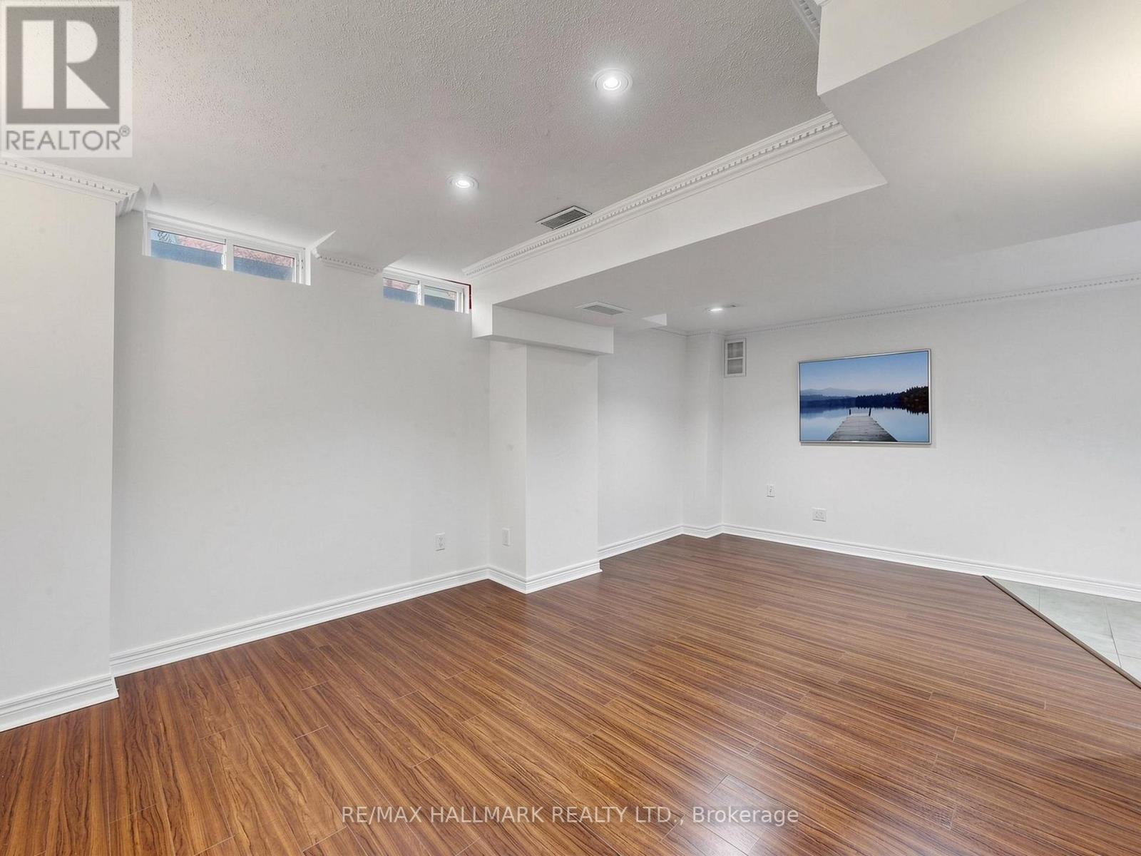 12 STOKELY CRESCENT - 36