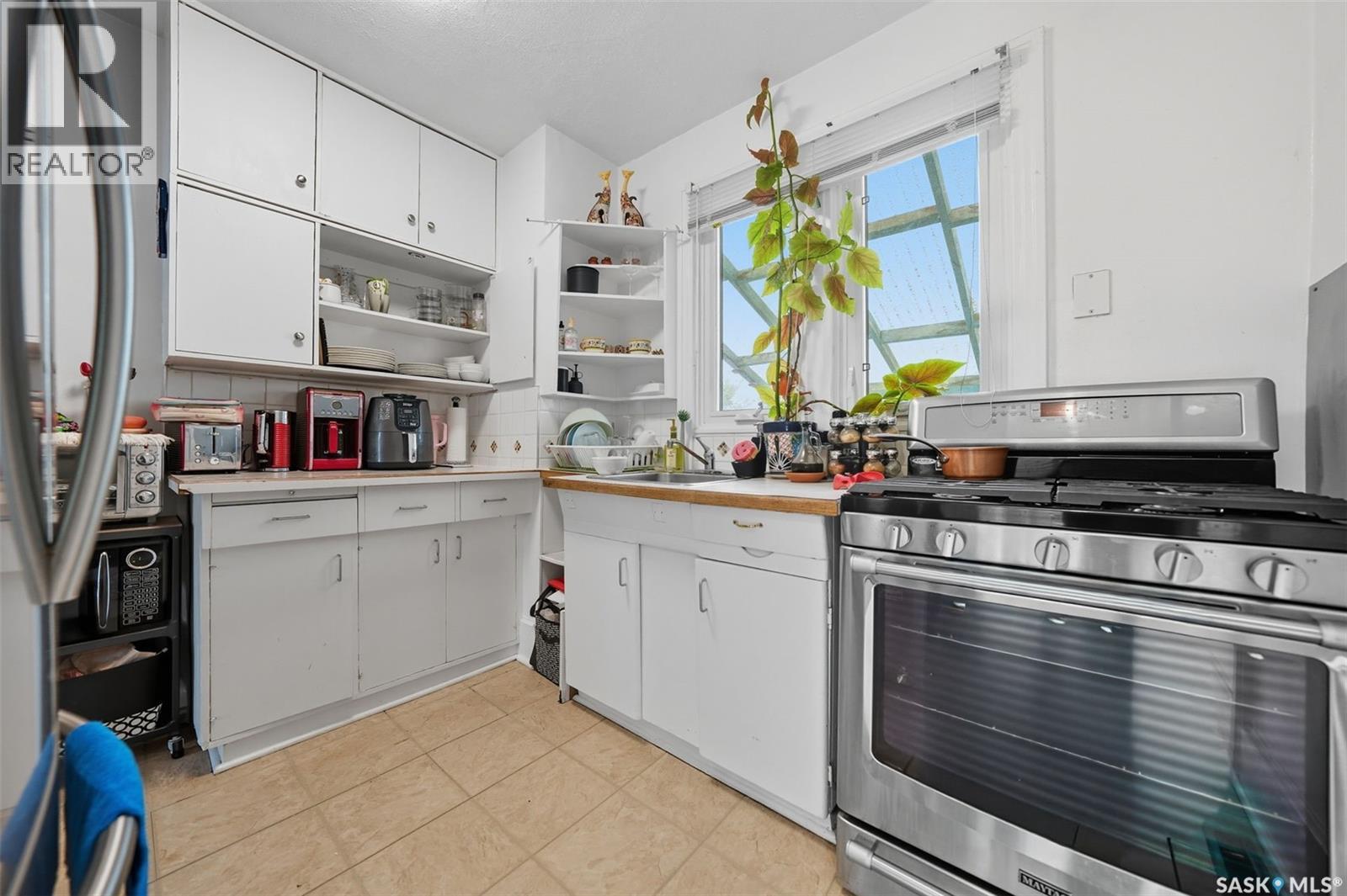 416 Taylor STREET W - Image 7