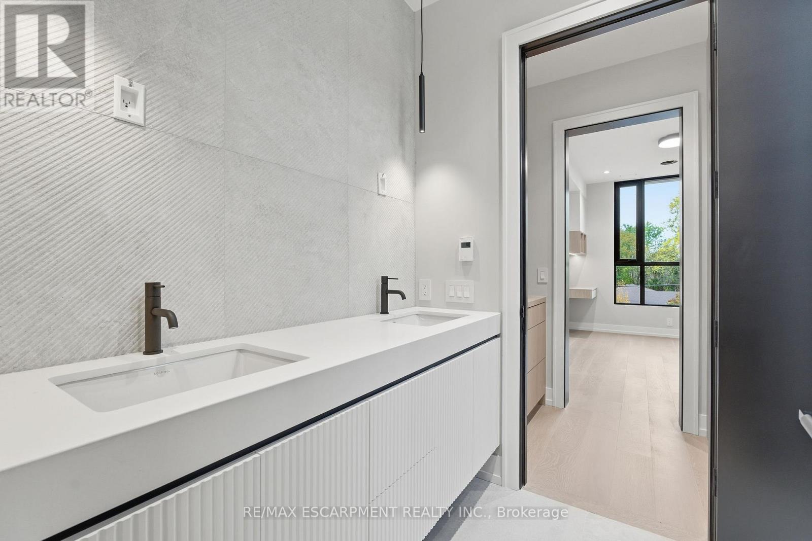 957 HALLIDAY AVENUE - Image 33