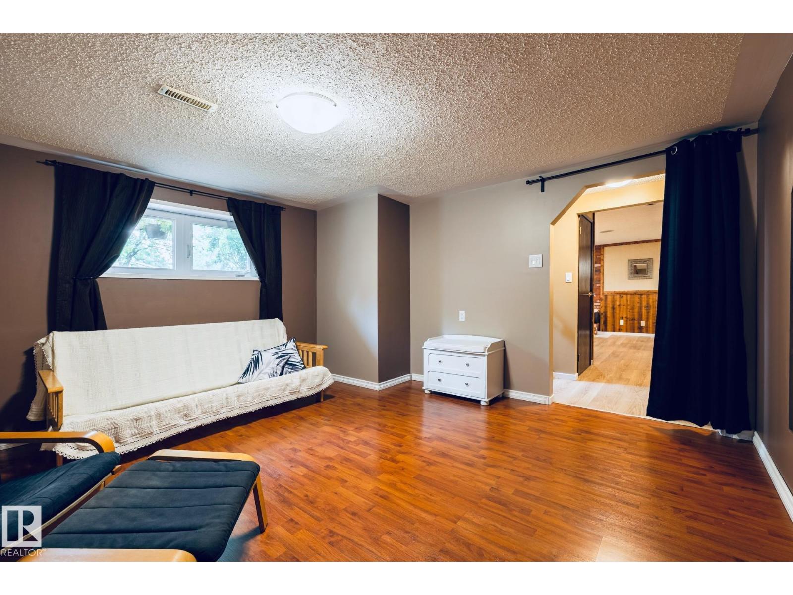 12 AMHERST CR - Image 51