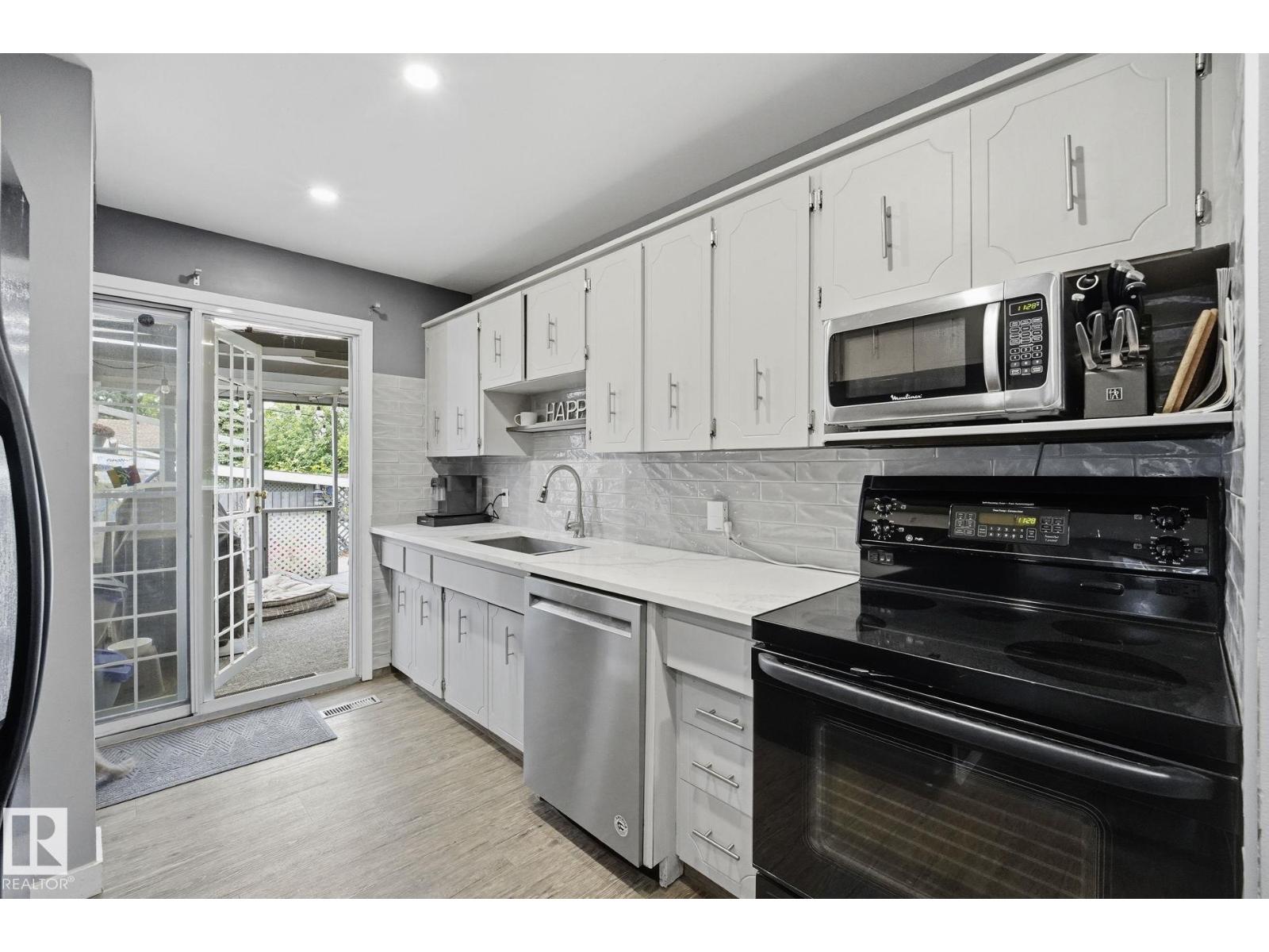 10528 45 ST NW NW - Photo 13