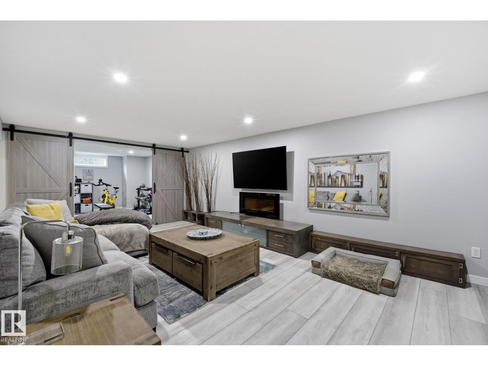 10528 45 ST NW - 21