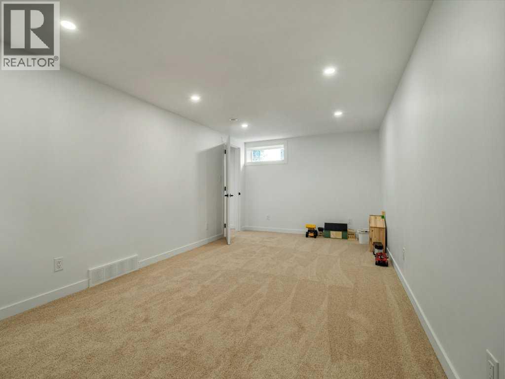 690 Florence Street - Image 45