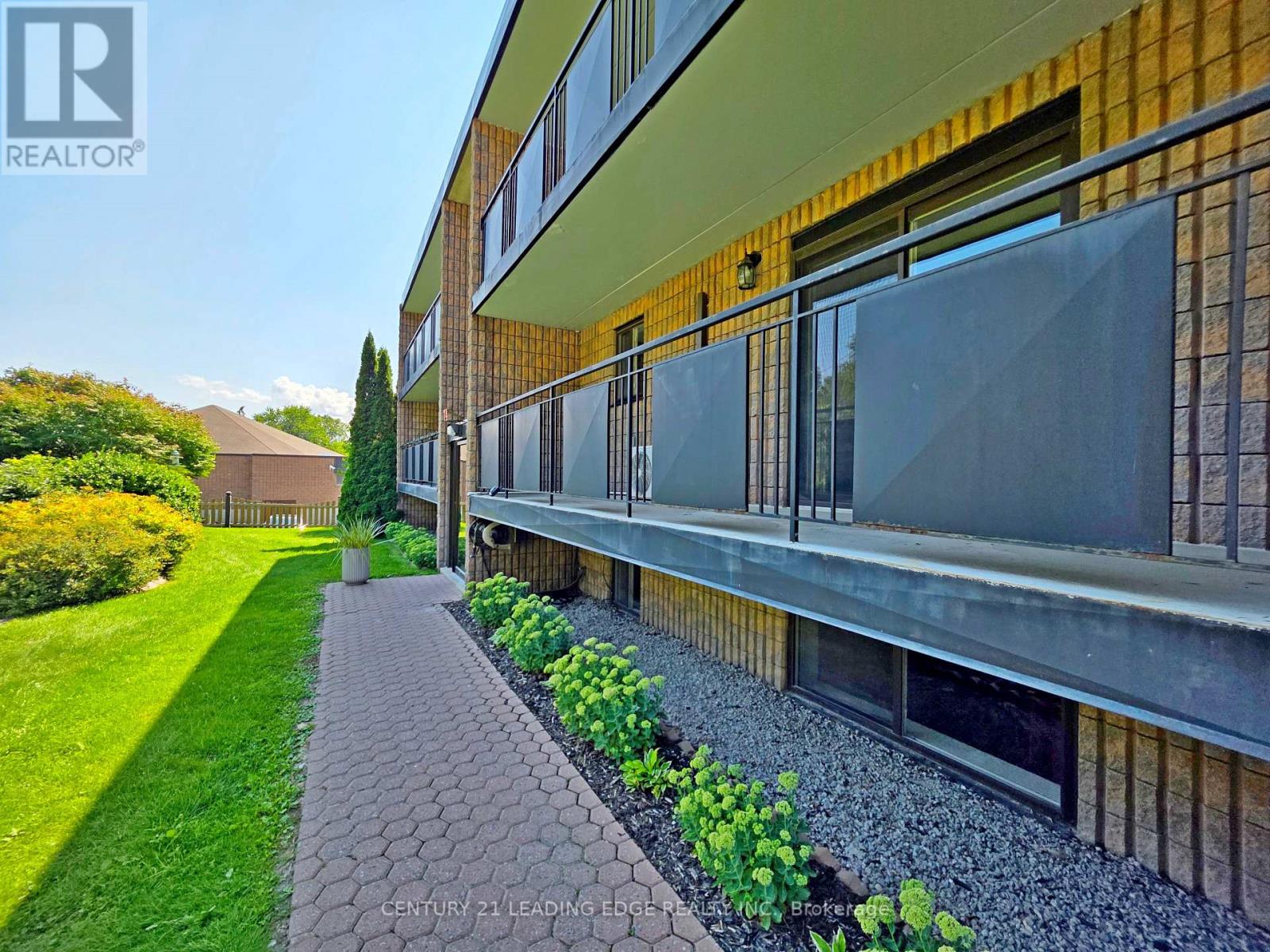 #206 74 THE QUEENSWAY S - Image 4