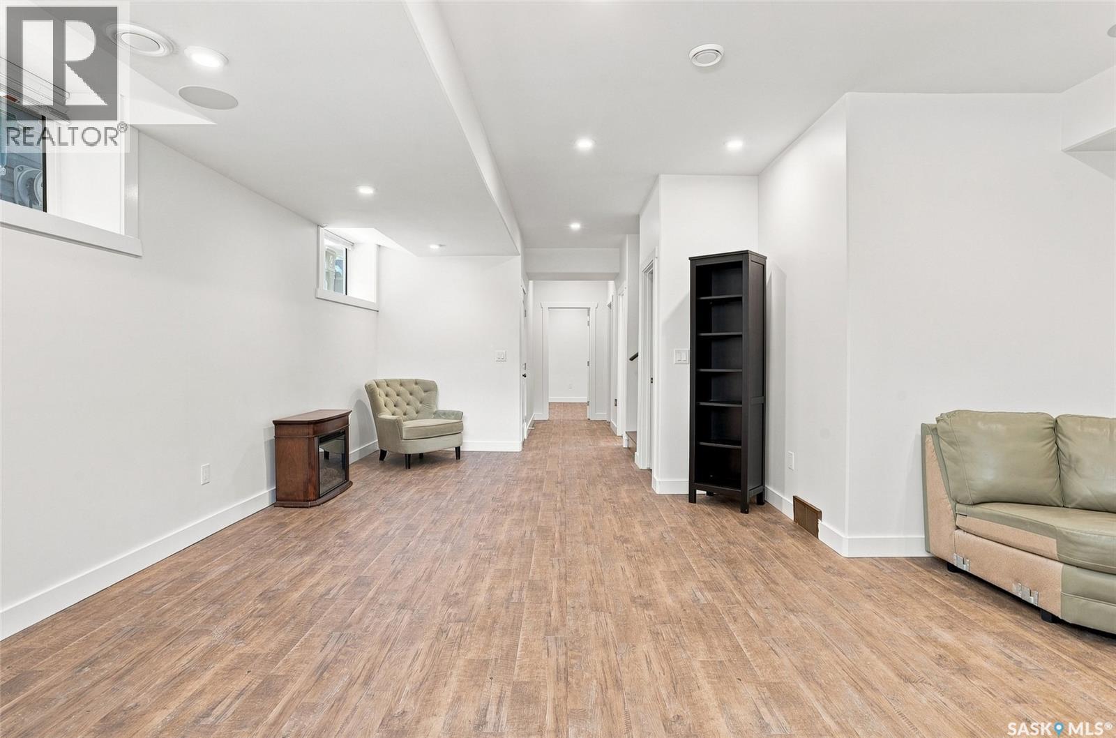 1019A 10th STREET E - 33