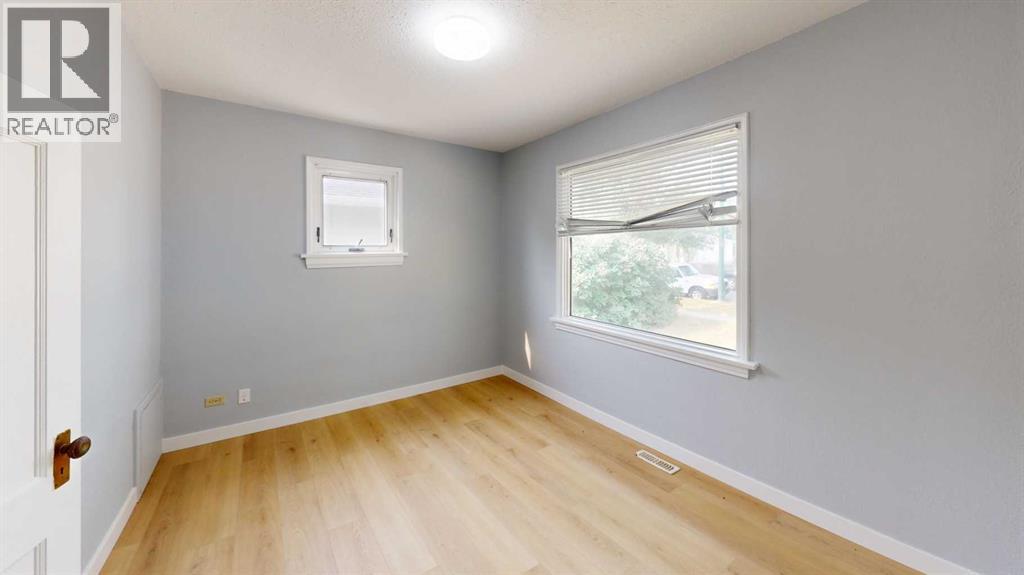 537 12C Street North - Photo 9