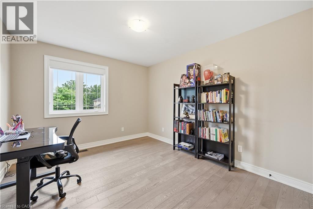 1 LINDSAY Way - 32