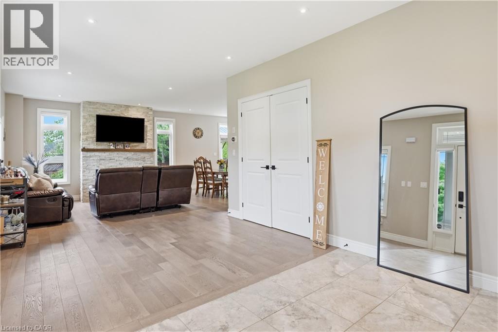 1 LINDSAY Way - 6