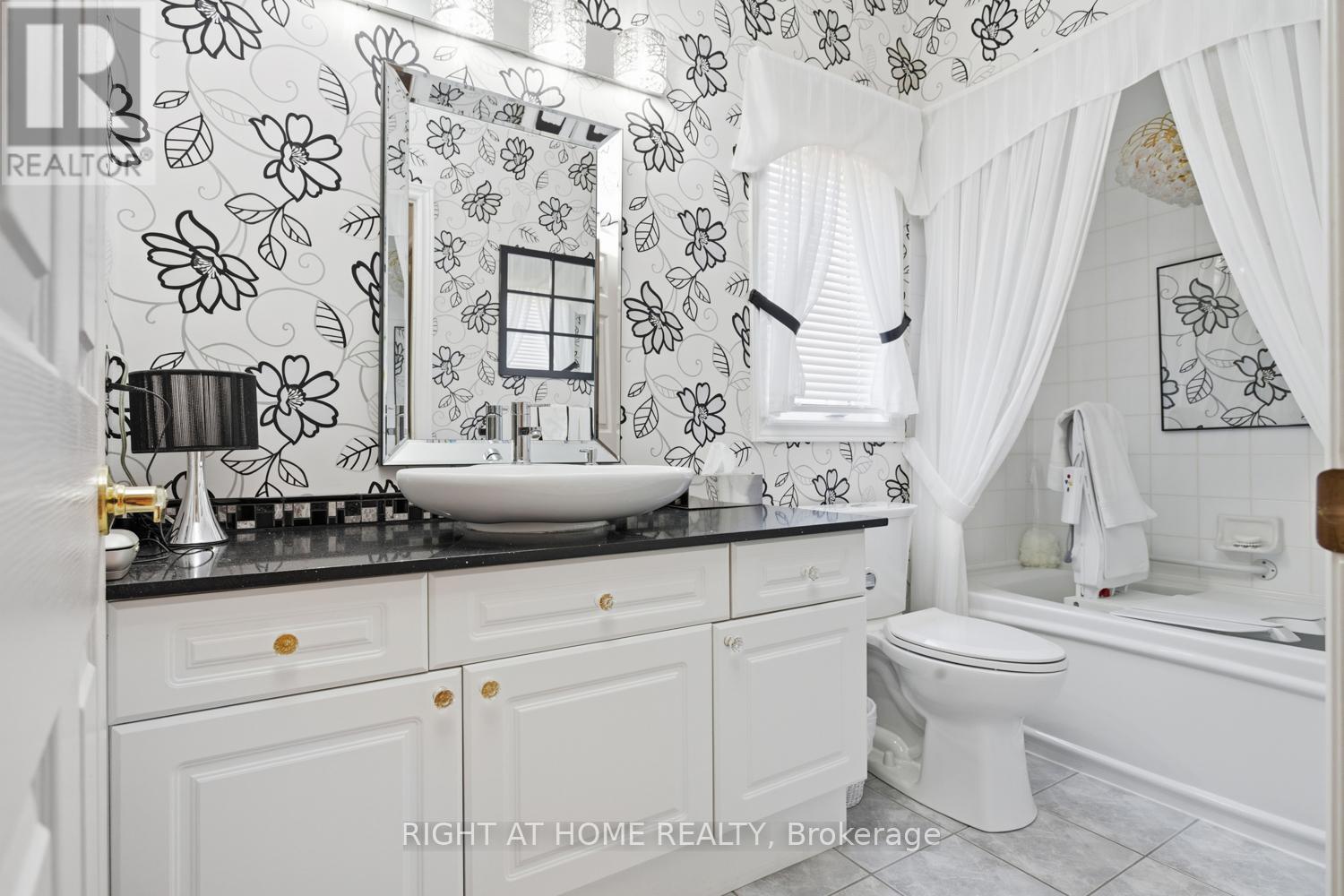 303 WATERBURY CRESCENT - 26