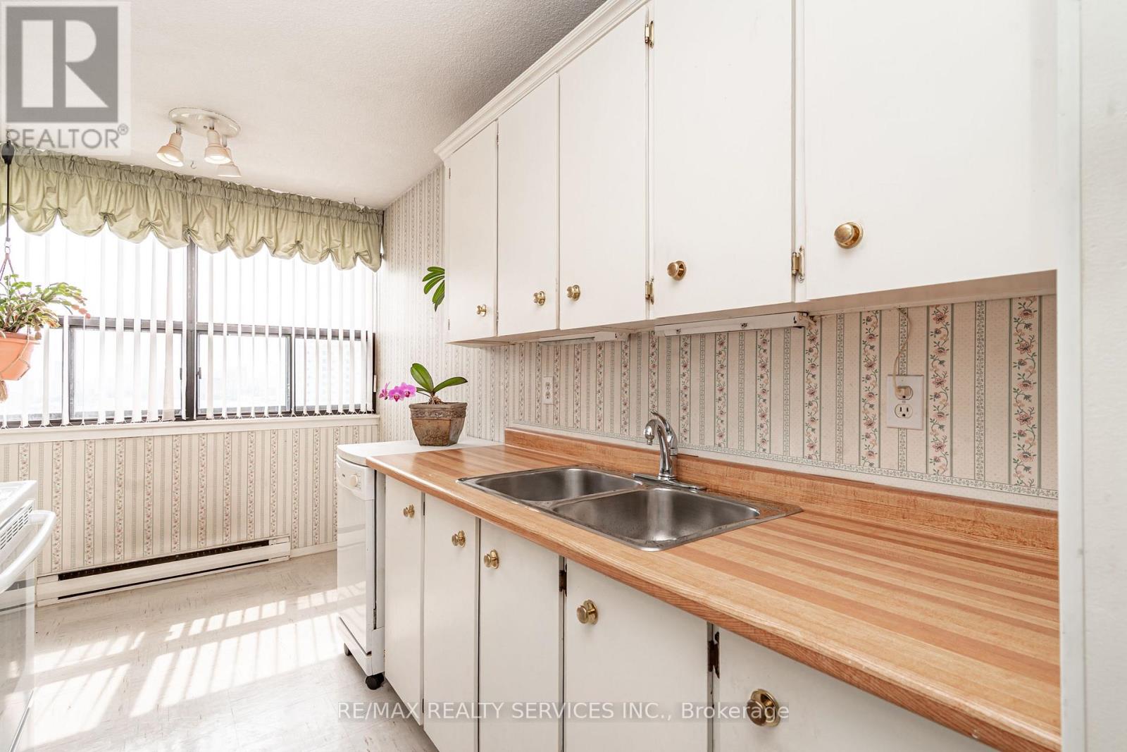 #2102 18 KNIGHTSBRIDGE ROAD - 19