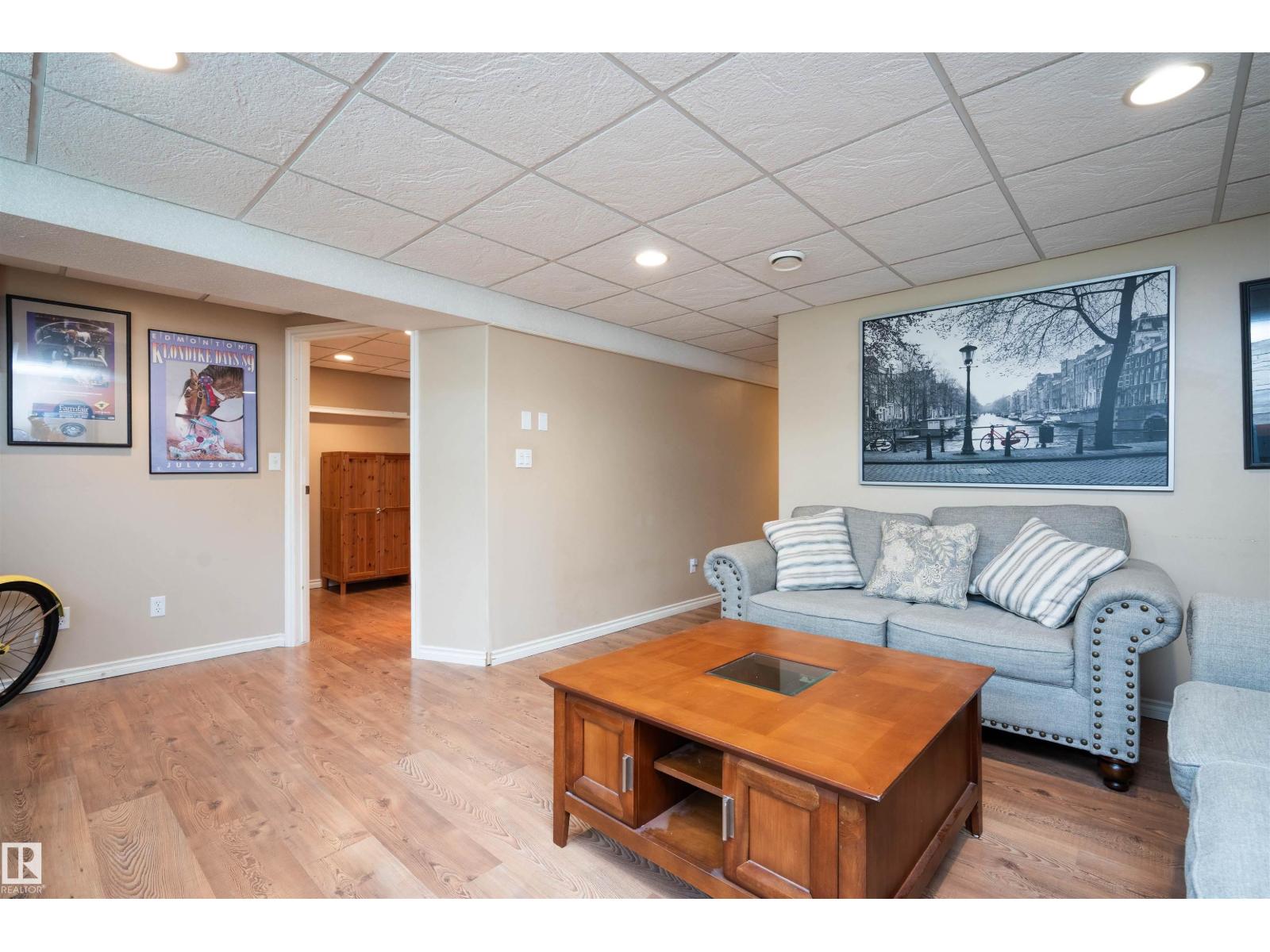 12022 43 ST NW - 22
