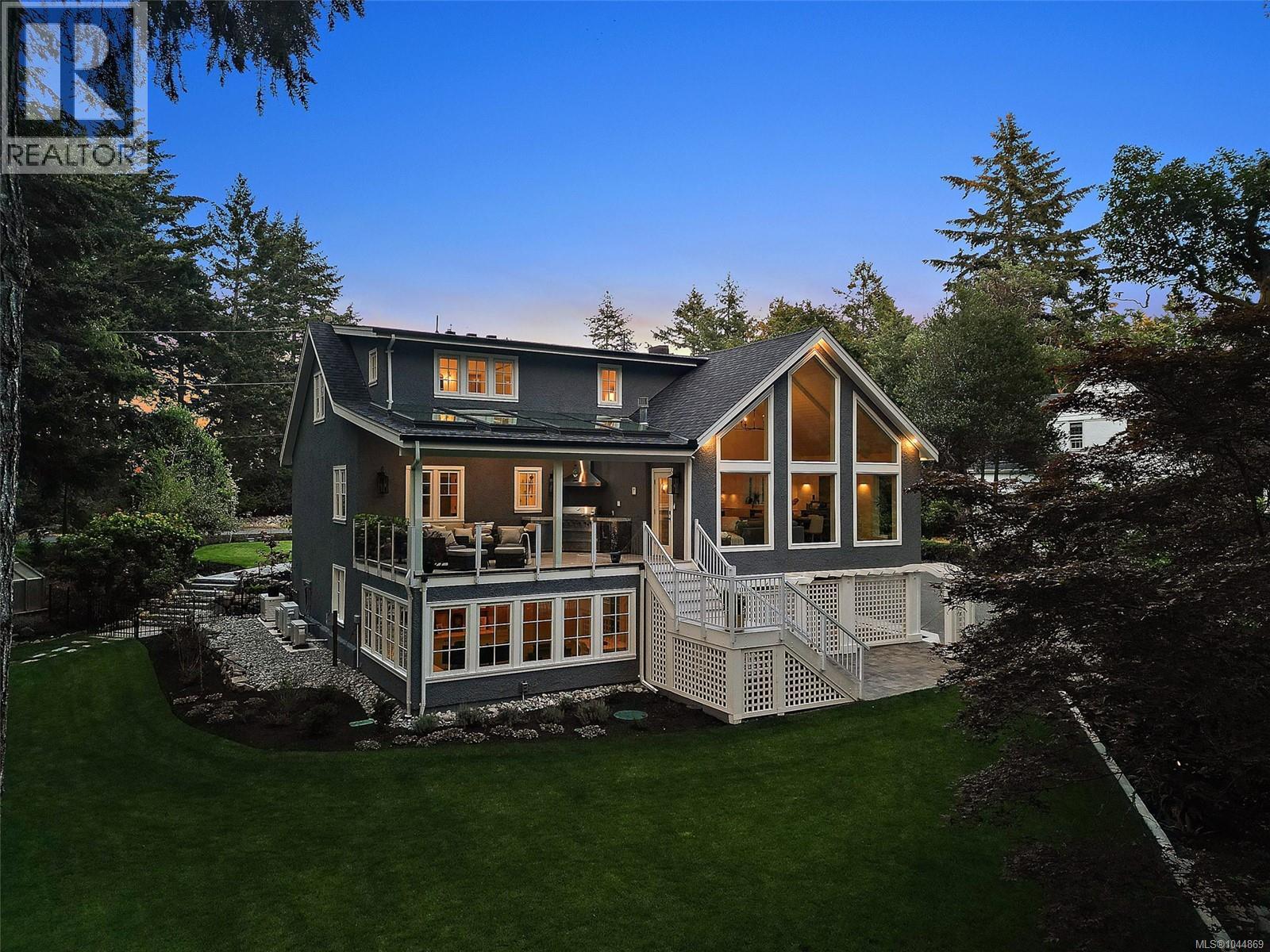  2535 Queenswood Drive, Saanich