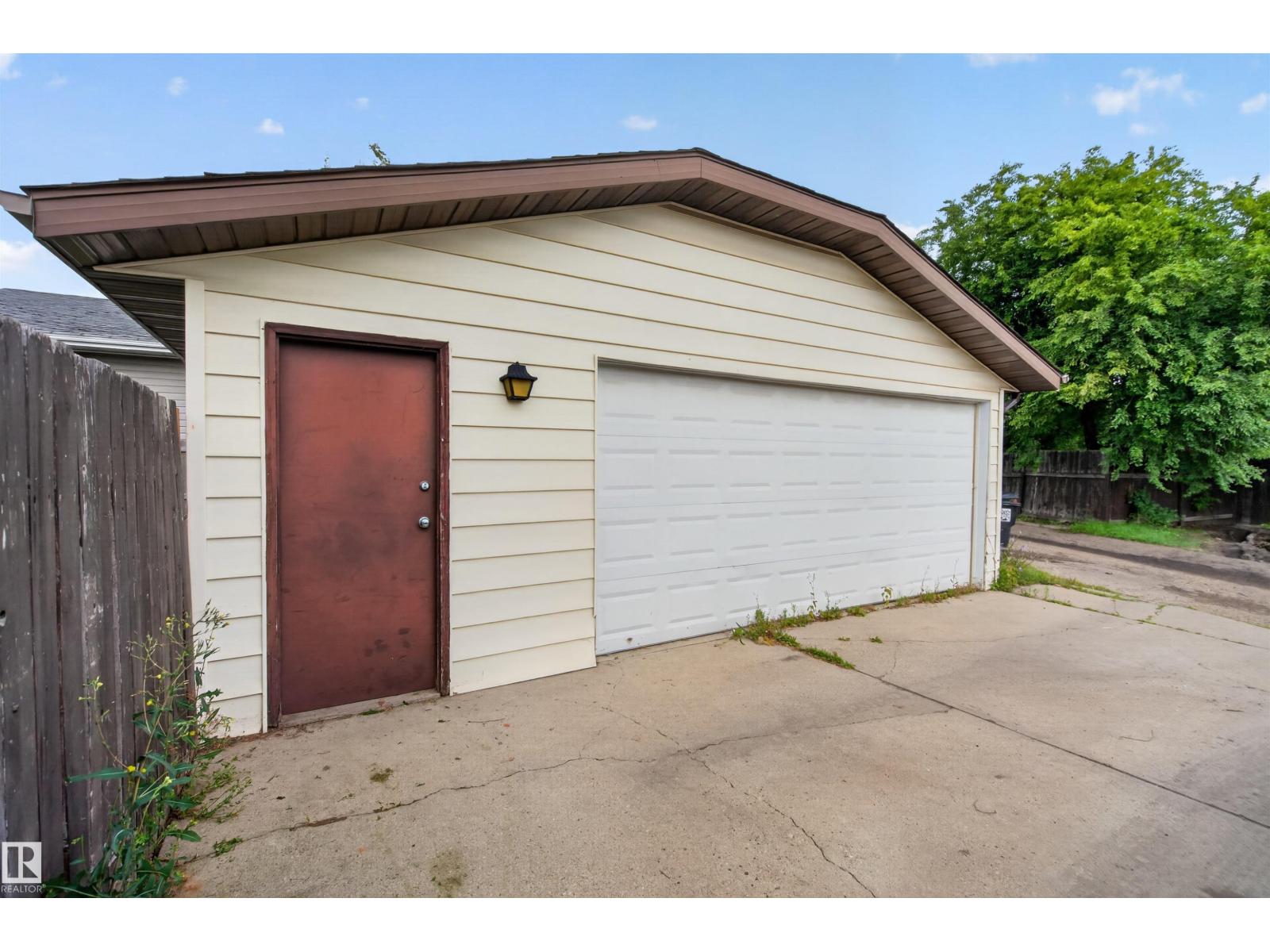 9328 175 Avenue NW - Photo 28
