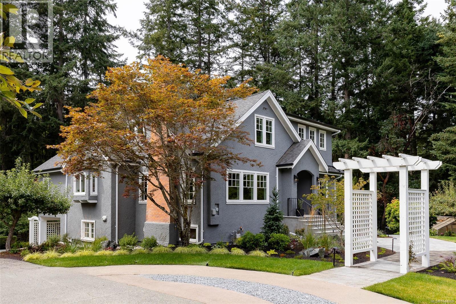  2535 Queenswood Drive, Saanich