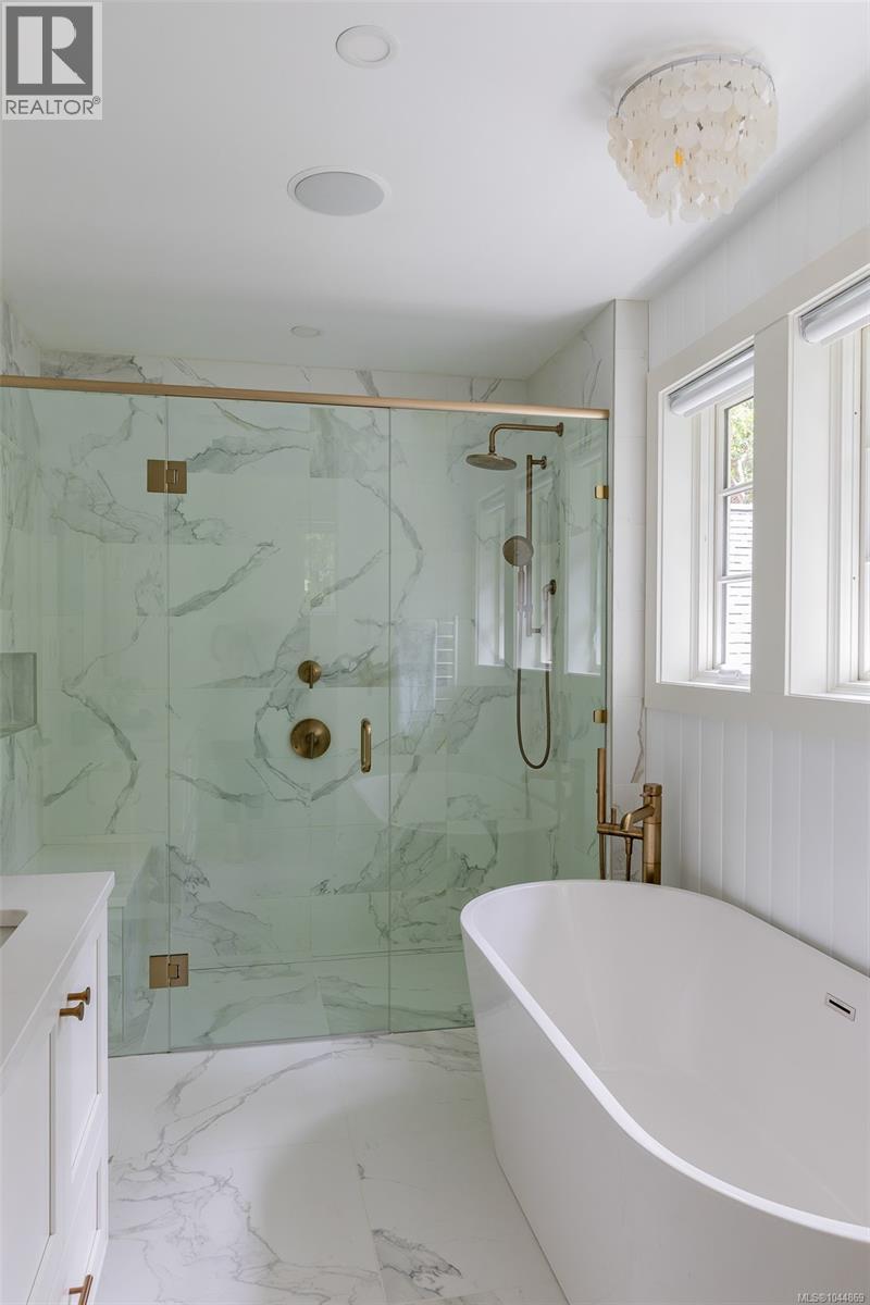  2535 Queenswood Drive, Saanich