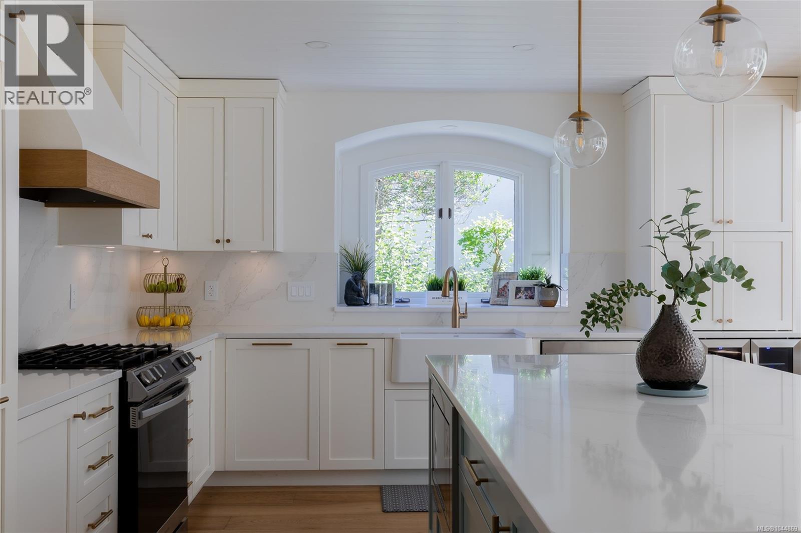  2535 Queenswood Drive, Saanich