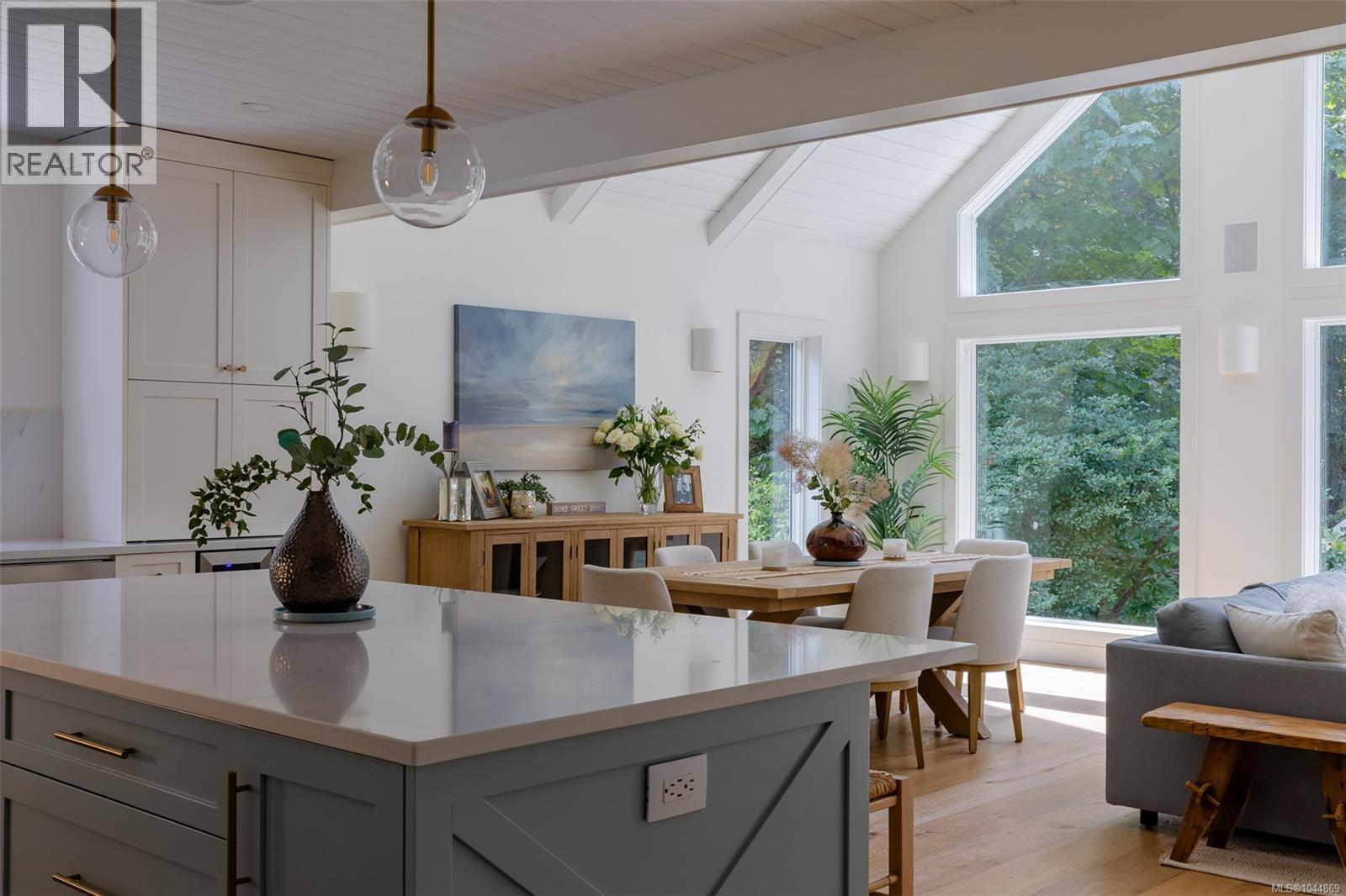  2535 Queenswood Drive, Saanich