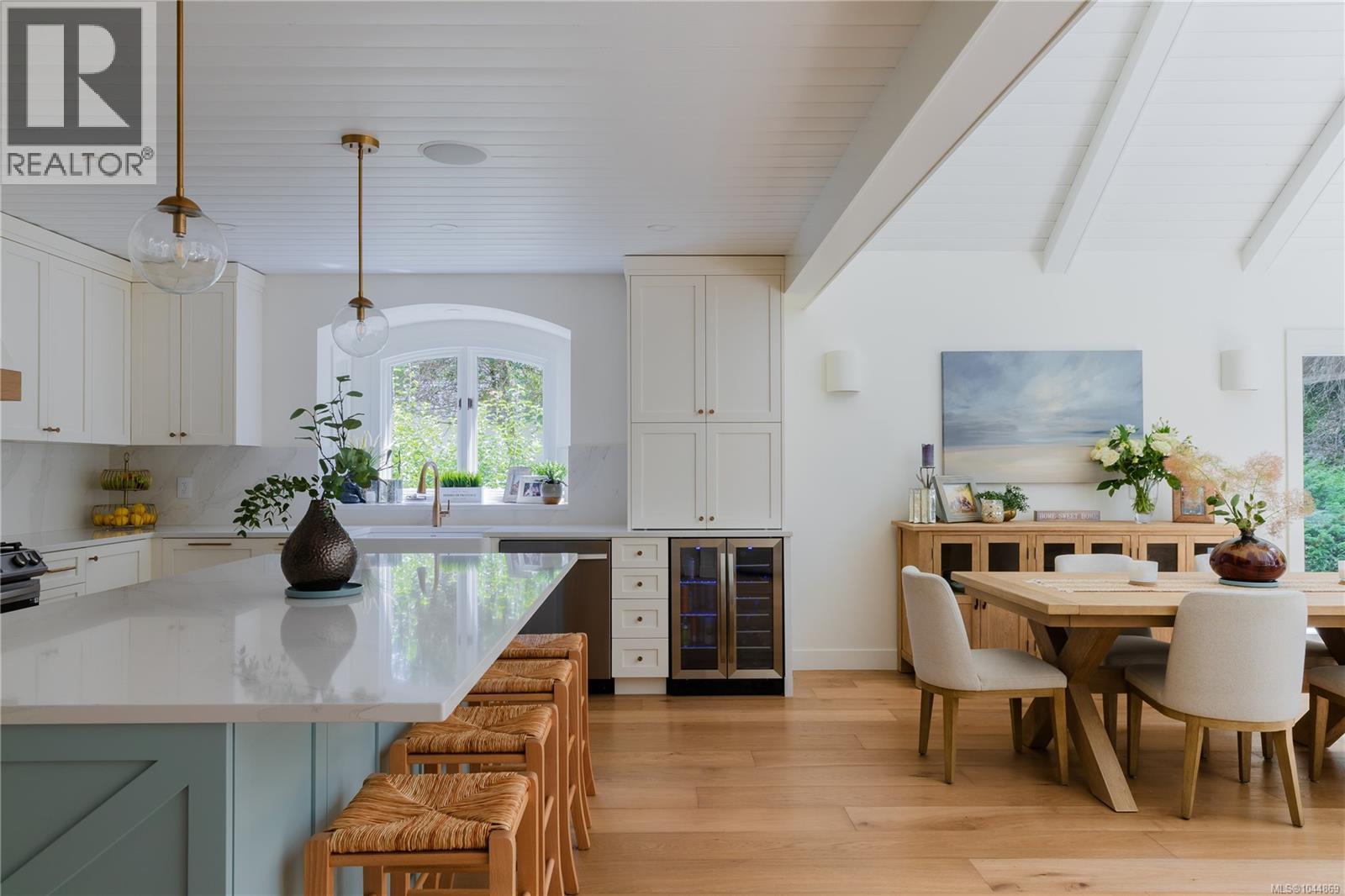  2535 Queenswood Drive, Saanich