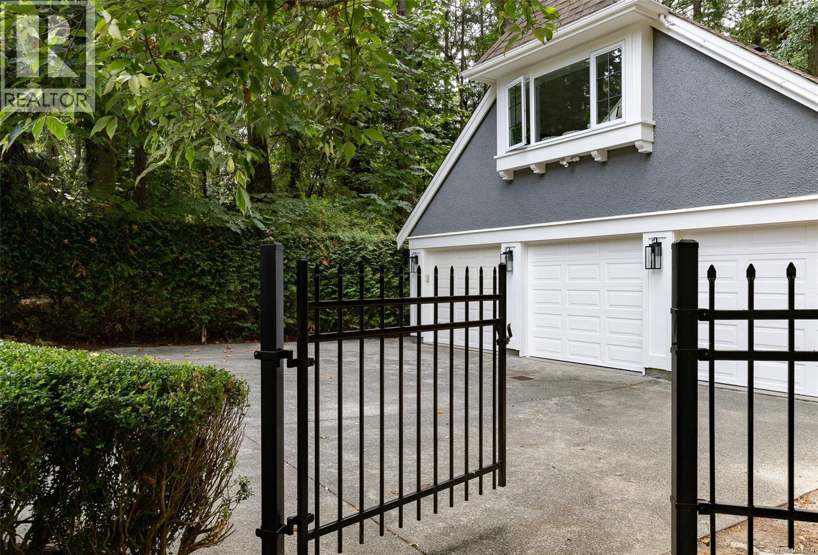  2535 Queenswood Drive, Saanich